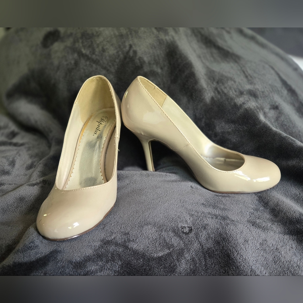 Patent beige 3 inch heels size 9